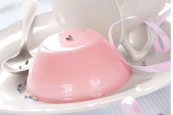 Gelatina de fresa con flores de lavanda