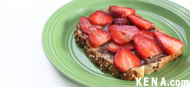 Pan con crema de avellanas y fresas