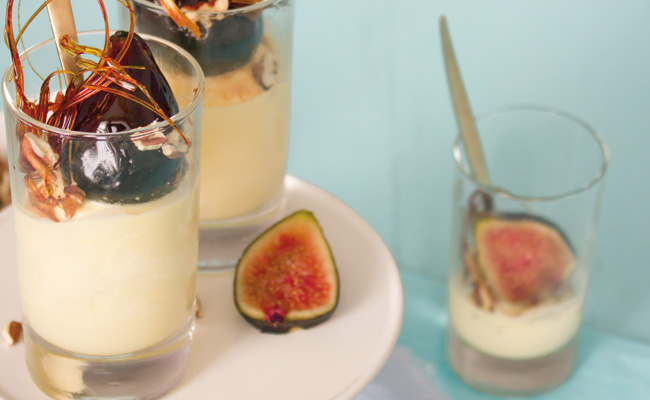 Helado de vainilla con higos y nueces