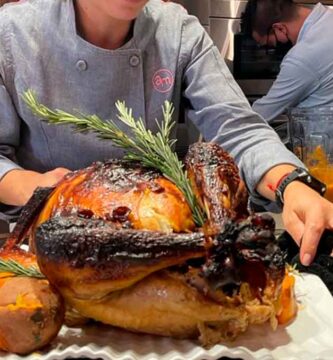 pavo ahogado en naranja, romero y arándanos