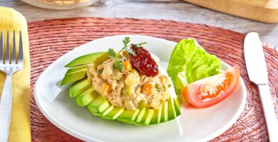 Abanico de aguacate con ensalada de atún al chipotle