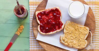 pan con crema de cacahuate y mermelada