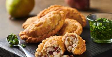 Mini empanadas de picadillo con pera y chimichurri