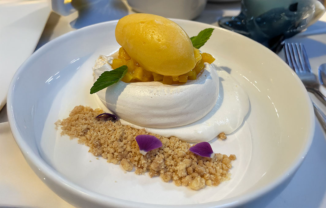 Pavlova con mango y maracuy&aacute;